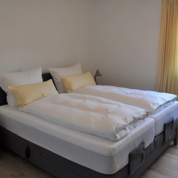 Schlafzimmer - Ferienwohnung Alpenrose